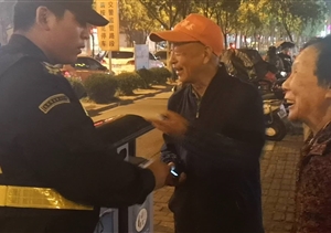 長(zhǎng)興島宗保治安巡邏，撿到手機(jī)，及時(shí)歸還失主