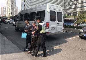 關(guān)愛老人，從我做起----陸家嘴城管隊(duì)員幫扶重陽節(jié)聚餐老人