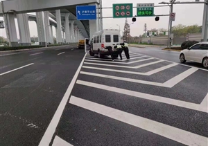 車輛拋錨堵交通，宗保特保來(lái)相助 --閔行輔警項(xiàng)目相助拋錨車輛